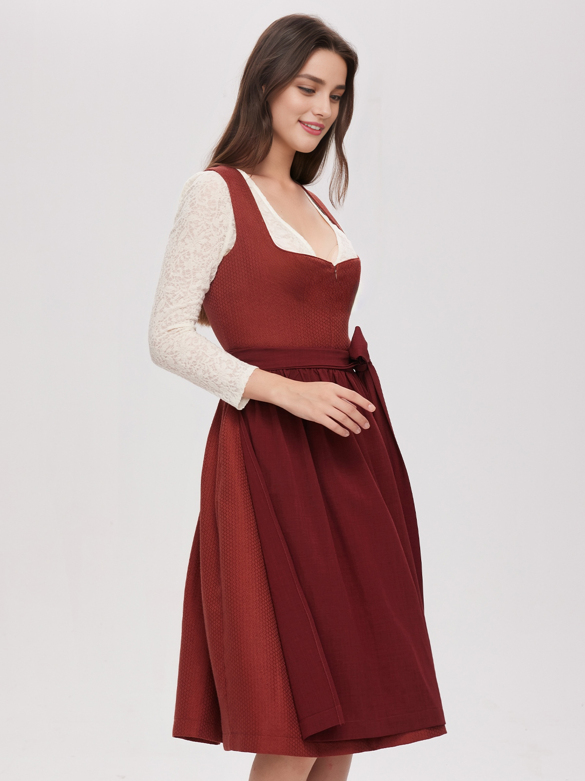 Modernes rotes Dirndl mit schlanker Silhouette