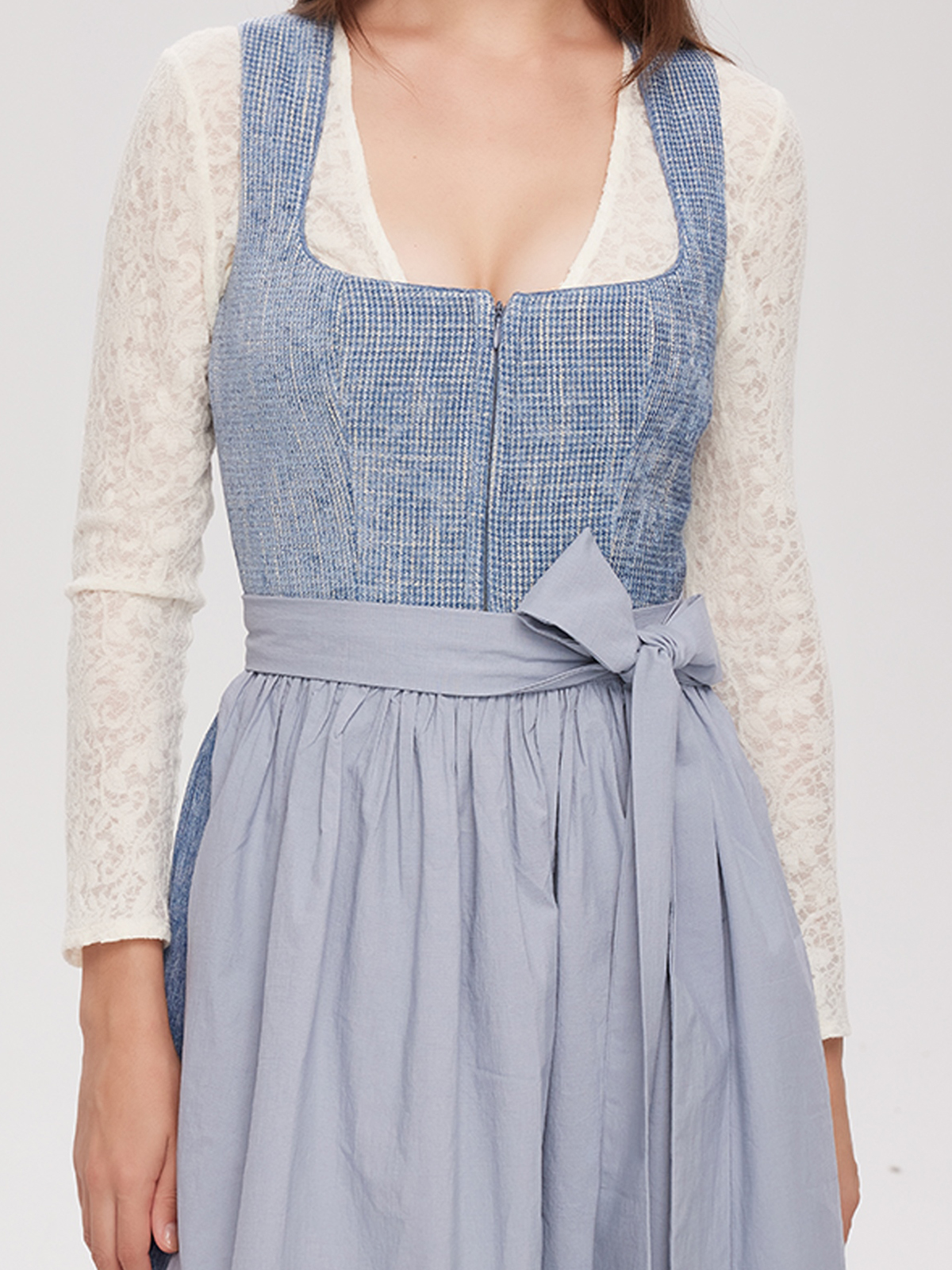 Modernes Dirndl in Blau