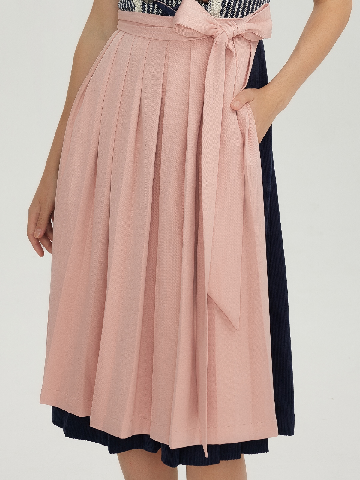 Dirndl mit 70 cm Rocklänge in Blau